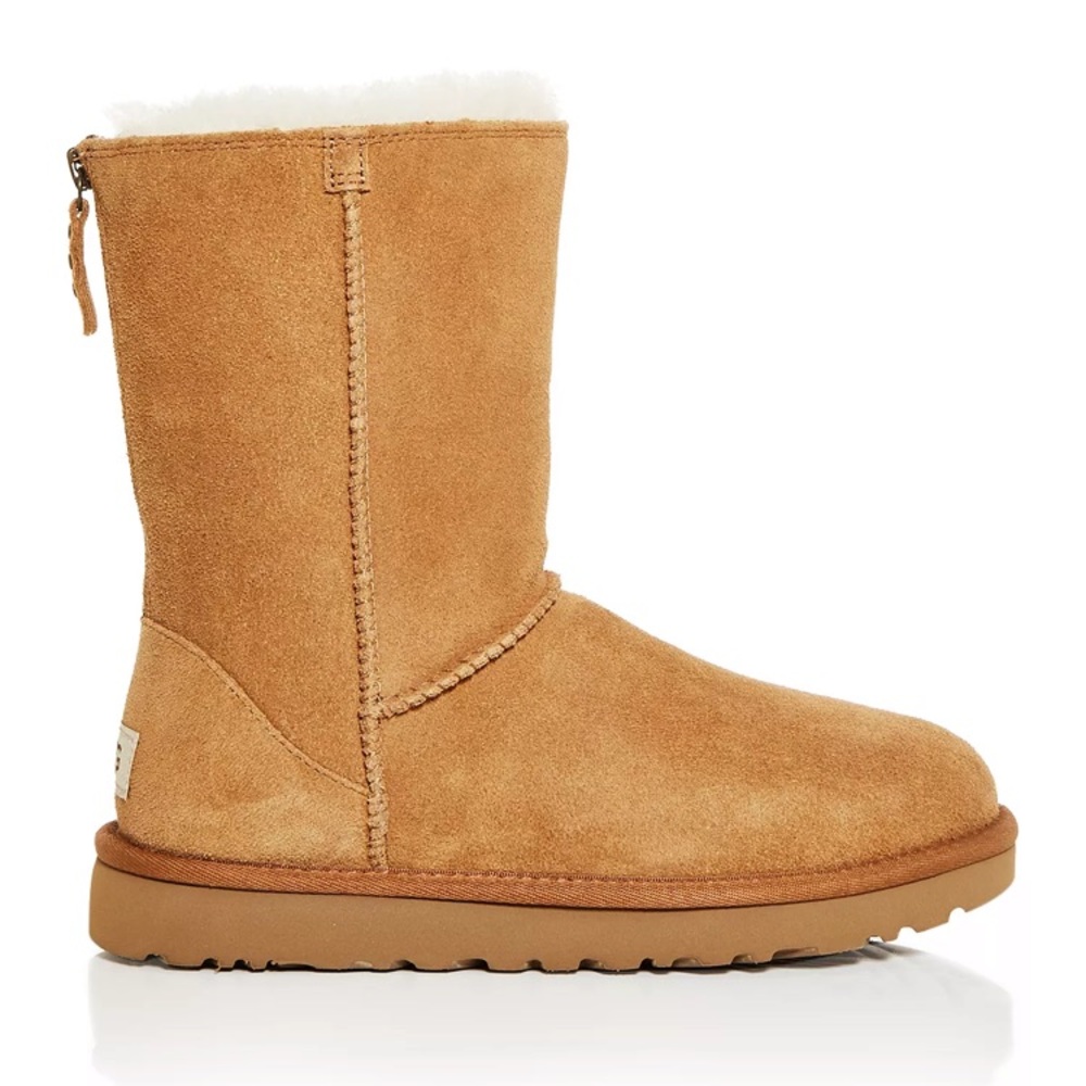 UGG®
Women's Classic Short Zip Booties